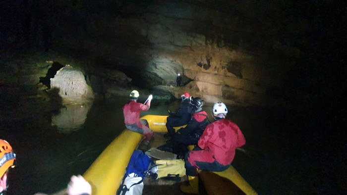 Idegőrlő órák várnak a szlovéniai barlangban rekedt turistákra