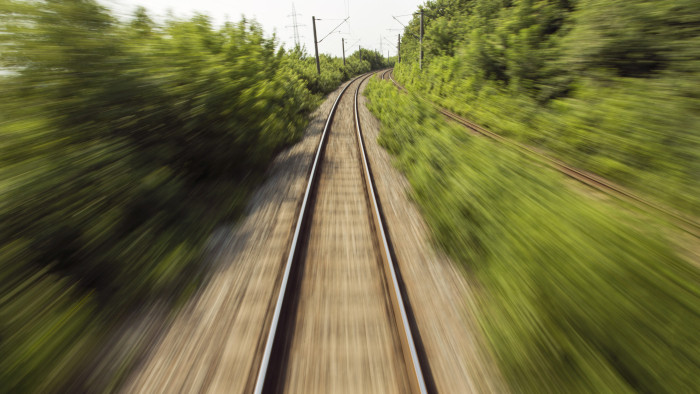 Embert gázolt a vonat Székesfehérváron, komoly késések a balatoni vonalon