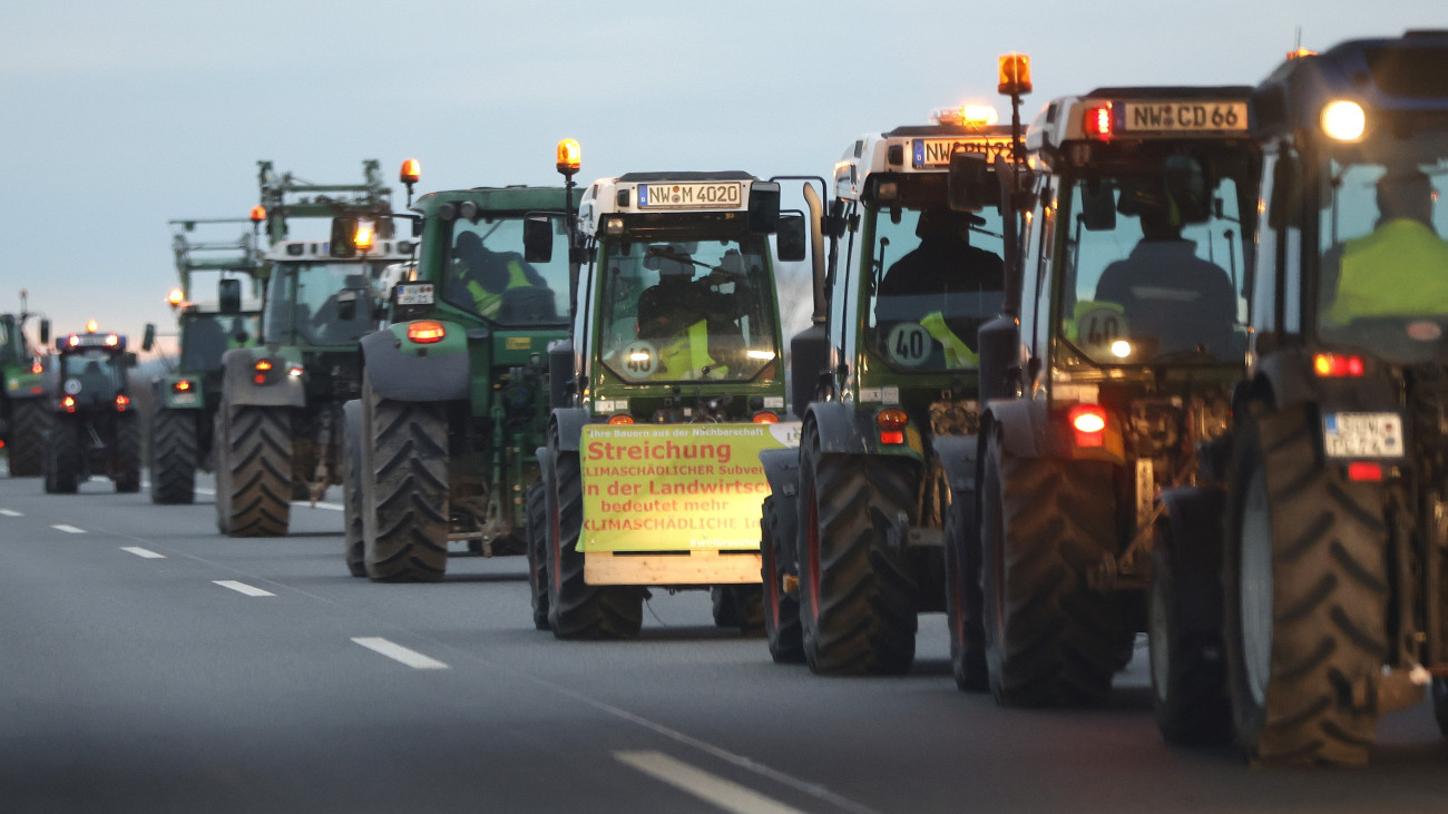 A 2024-es támogatáscsökkentések miatt tiltakozó német gazdák haladnak traktorjaikkal az A65-ös úton Neustadt an der Weinstrasse közelében 2024. január 8-án.