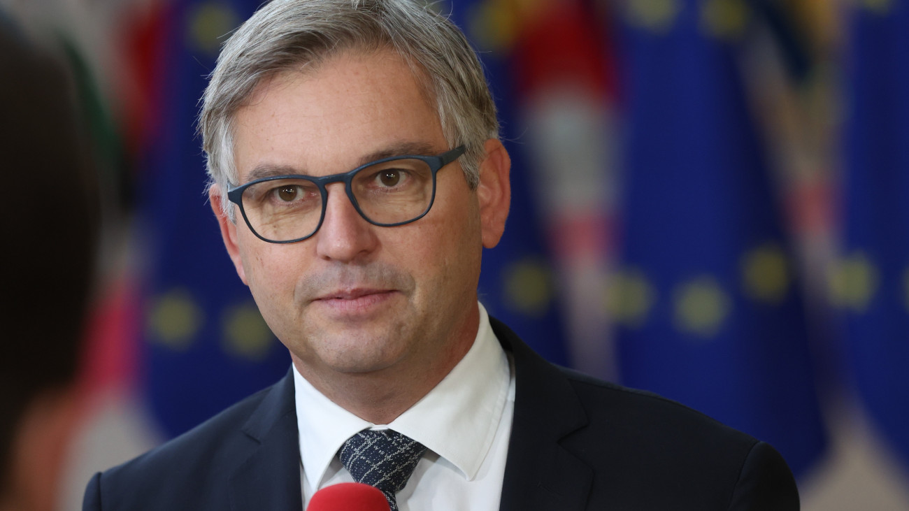Magnus Brunner osztrák pénzügyminiszter nyilatkozik a sajtó képviselőinek, amint megérkezik az Európai Unió gazdasági és pénzügyminiszteri tanácsának, az Ecofinnek az Európai Szabadkereskedelmi Társulás (EFTA) tagállamai részvételével tartandó ülésére Brüsszelben 2023. november 9-én.