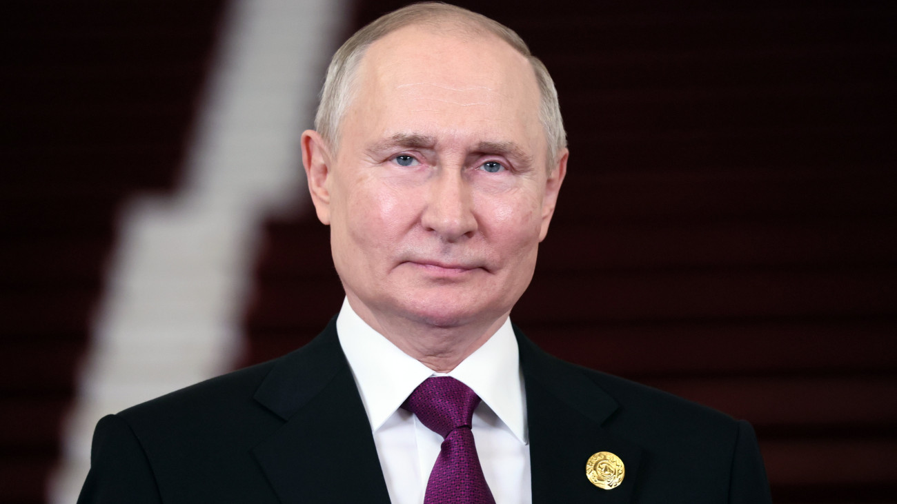 Vlagyimir Putyin orosz elnök az Övezet és út elnevezésű nemzetközi együttműködési fórum harmadik csúcstalálkozóján Pekingben 2023. október 17-én.