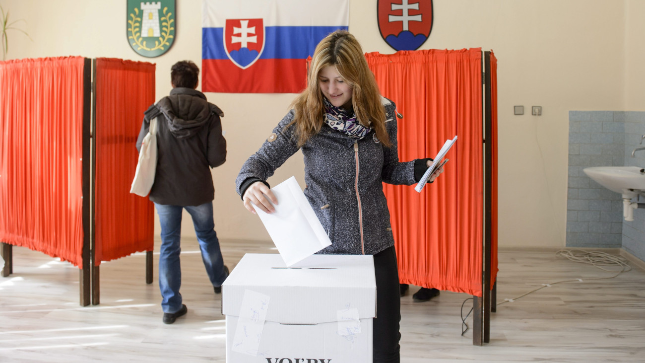 Egy nő leadja szavazatát a szlovákiai parlamenti választáson a felvidéki Óbáston 2016. március 5-én. Megközelítőleg 4,4 millió választópolgár 23 politikai pártra és mozgalomra, illetve azok közel 2900 képviselőjelöltjére adhatja le voksát.