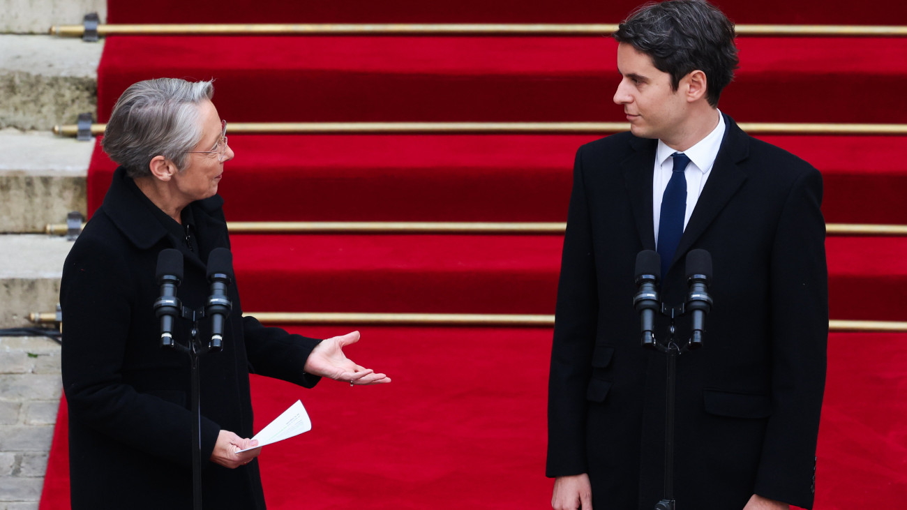 Gabriel Attal új francia miniszterelnök (j) és elődje, Élisabeth Borne nyilatkozik a tisztség átadása után a párizsi kormányfői hivatal, a Matignon-palota udvarán 2024. január 9-én. Borne az előző nap mondott le. Attal Franciaország történetének legfiatalabb miniszterelnöke.