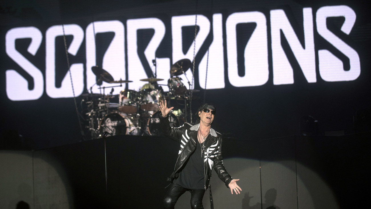 Athén, 2018. július 17.Klaus Meine, a Scorpions német rockzenekar énekese az együttes athéni koncertjén 2018. július 16-án. (MTI/EPA/Szimela Pancarci)