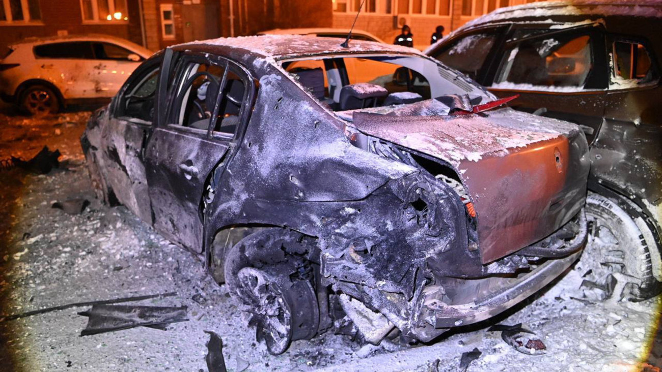 Valentyin Demidov belgorodi polgármester Telegram-csatornája által közreadott felvétel kiégett autó roncsáról egy ukrán légi támadás után az Ukrajnával határos Belgorodban 2024. január 5-én. A légicsapás következtében ketten megsebesültek.