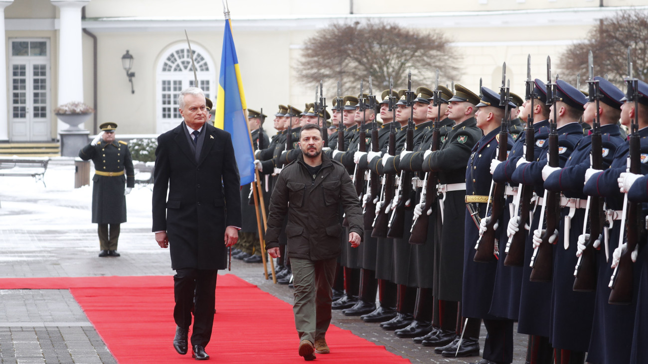 Gitanas Nauseda litván államfő (b) Volodimir Zelenszkij ukrán elnököt fogadja Vilniusban 2024. január 10-én, Zelenszkij előre be nem jelentett balti körútjának első napján. Az ukrán elnök biztonsági kérdésekről, Kijev észak-atlanti és európai uniós integrációjáról, az elektronikus hadviseléssel és a drónokkal kapcsolatos együttműködésről, valamint az Ukrajnának nyújtott európai támogatás további összehangolásáról tárgyal a balti országok vezetőivel.