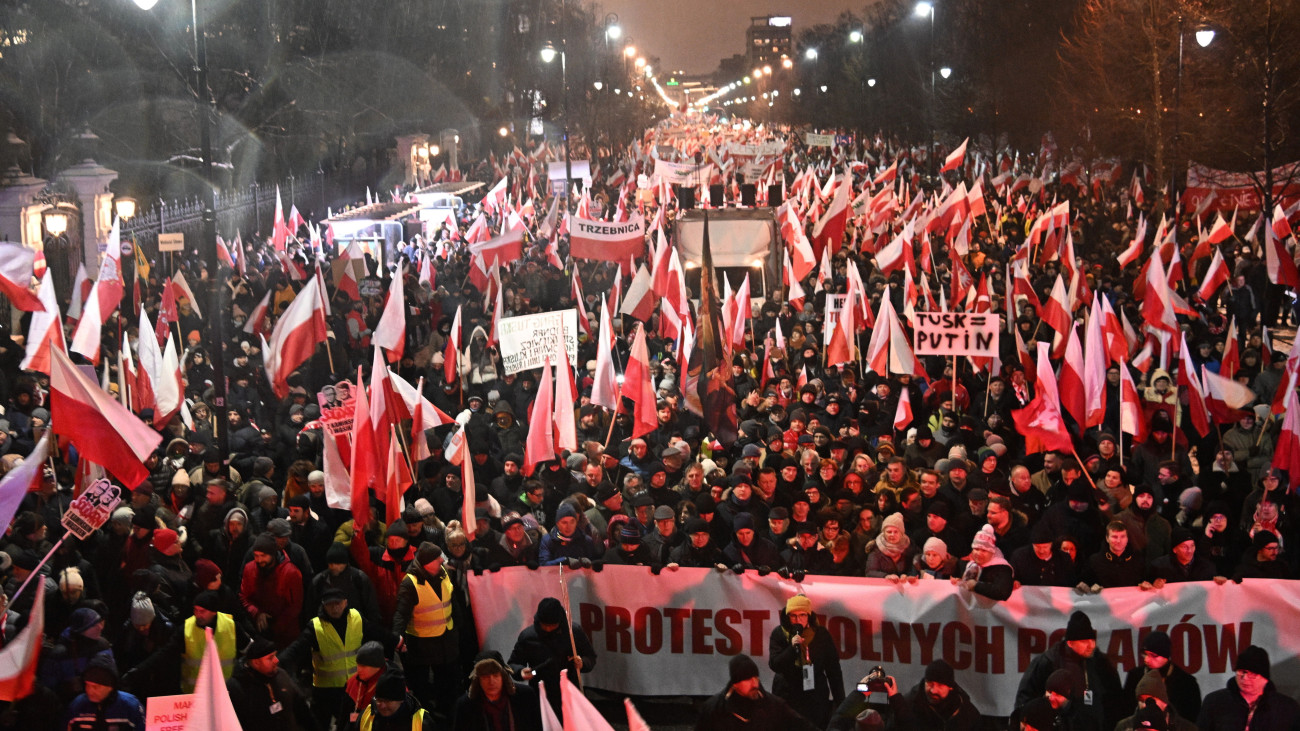 A lengyel ellenzéki Jog és Igazságosság (PiS) párt támogatói az októberi választások eredményeképpen hatalomra került négypárti koalíciós kormány intézkedései miatt tüntetnek a parlament varsói épületénél 2024. január 11-én.