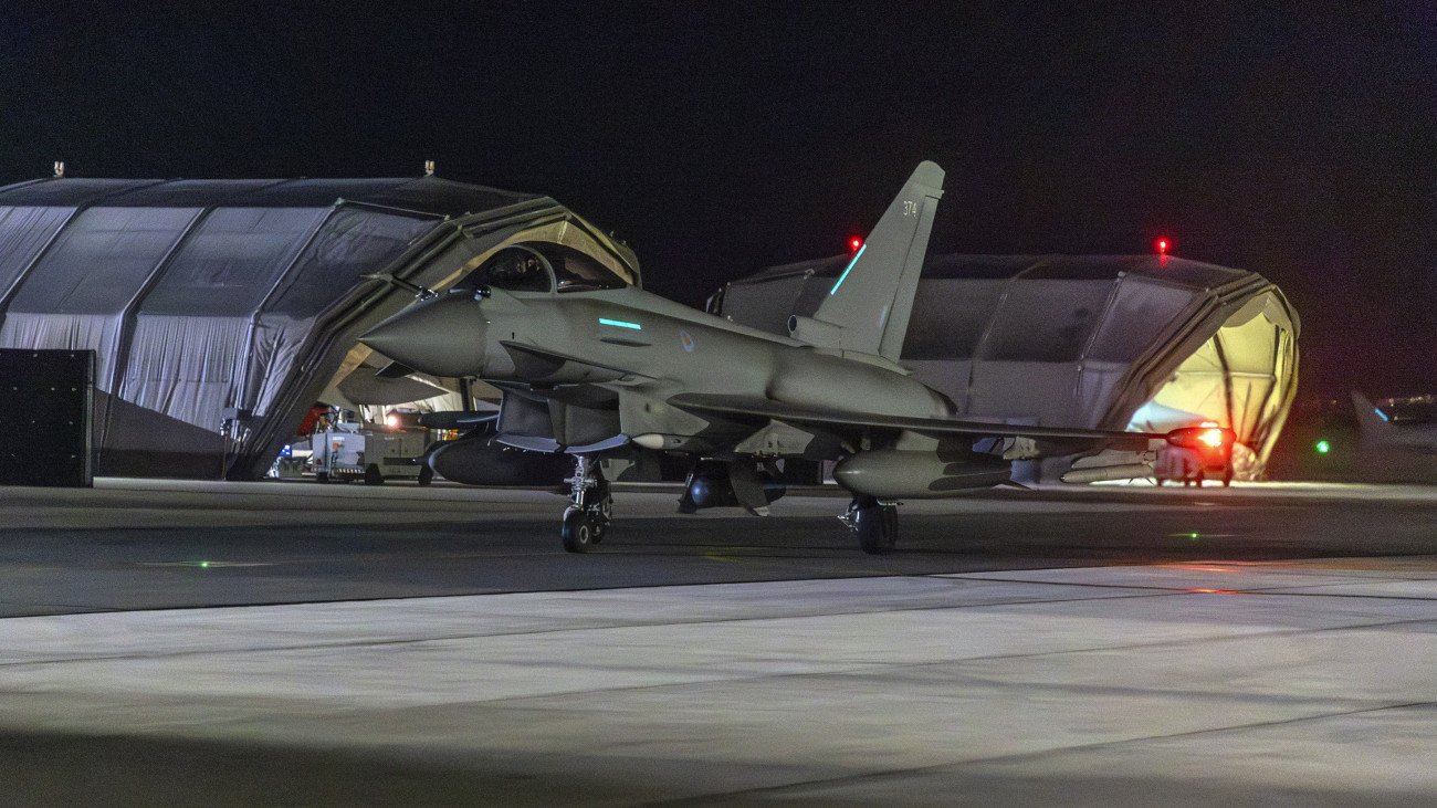 A brit királyi légierő (RAF) egyik Typhoon harci repülőgépe visszatér a ciprusi Akrotíri brit légitámaszpontjára a jemeni húszi lázadók állásai ellen indított brit-amerikai katonai művelet végén 2024. január 12-re virradóan. Négy Typhoon gép Paveway IV típusú irányított bombákkal hajtott végre precíziós csapásokat Jemen északnyugati térségében két húszi katonai létesítmény  Absz városának repülőtere és egy Bani körzetbeli katonai célpont  ellen, ahonnan a brit védelmi tárca szerint felderítő és támadó drónokat indítottak a Vörös-tenger felé.