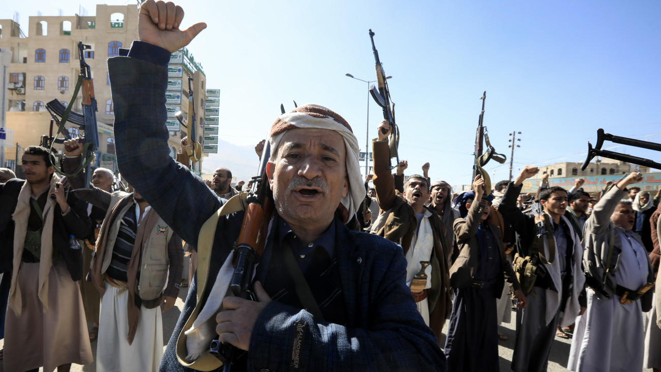 Újonnan toborzott húszi fegyveresek gyűlést tartanak a jemeni fővárosban, Szanaában 2024. január 12-én. Reggelre virradóan a brit légierő amerikai támogatással katonai műveletet hajtott végre a jemeni húszi lázadók szárazföldi állásai  Absz városának repülőtere és egy Bani körzetbeli katonai célpont  ellen, mert a brit védelmi tárca szerint húszi katonai létesítményekből felderítő és támadó drónokat indítottak a Vörös-tenger felé. A jemeni húszi vezetés közölte, hogy folytatják a Vörös-tengeren áthaladó, Izrael felé tartó hajók elleni támadásokat.