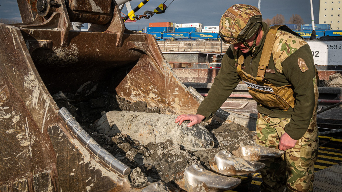 Második világháborús bombát találtak a csepeli szabadkikötőben