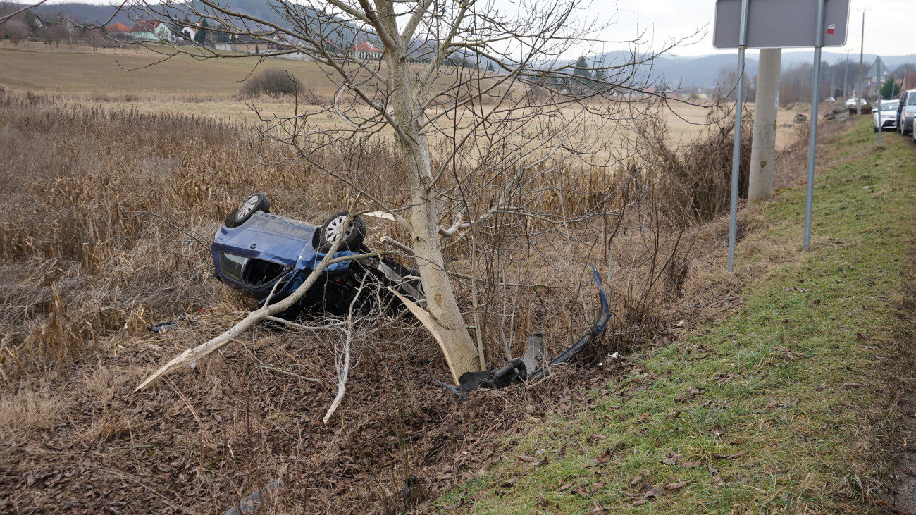 Felborult személygépkocsi a Pest vármegyei Penc határában, a Keszeg felé vezető út mellett 2024. január 12-én. A balesetben egy ember életét vesztette.