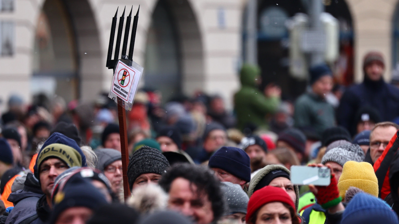 A kormány gazdaságpolitikája ellen tiltakozó német gazdák tüntetnek Münchenben 2024. január 8-án.