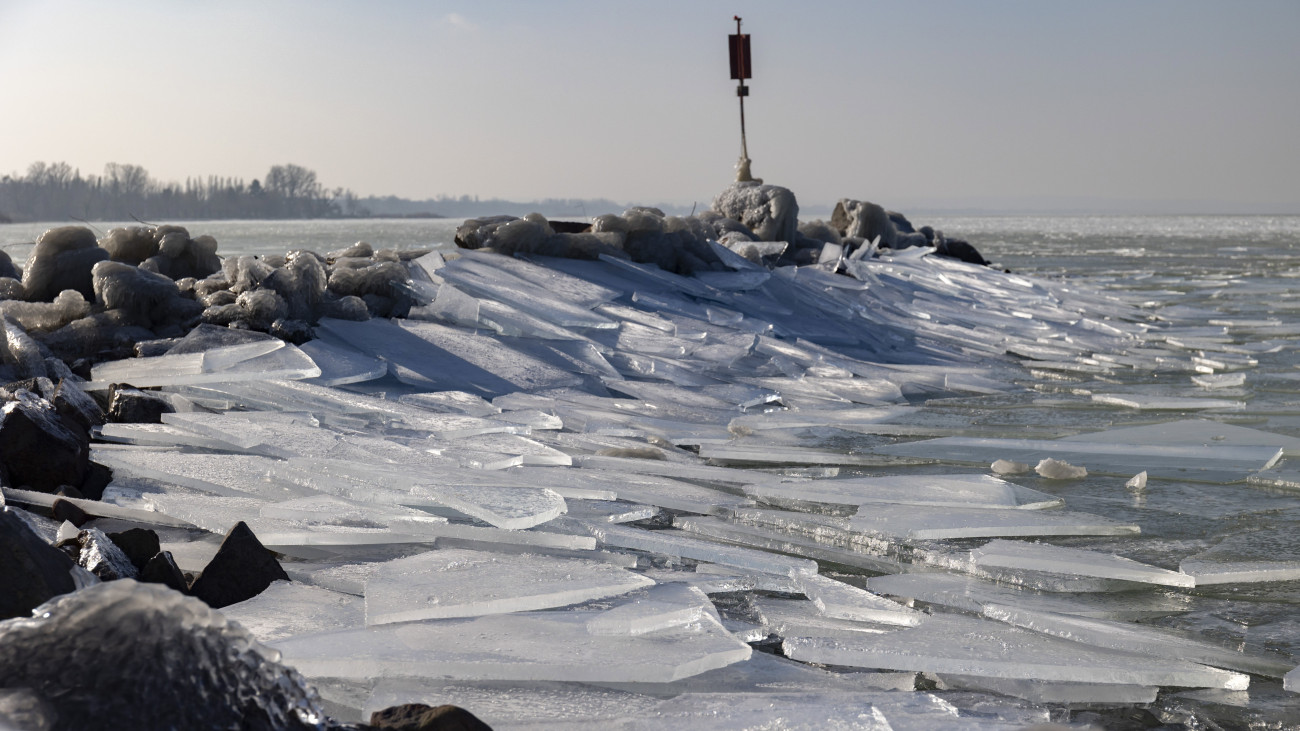 Torlódó jég a Balatonon Fonyódnál, a bélatelepi strandon 2024. január 13-án.