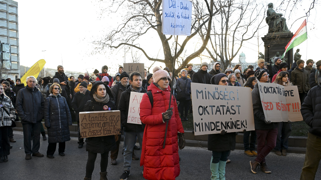 Résztvevők a tanárok béremeléséért tartott tüntetésen a Belügyminisztérium előtt 2024. január 13-án. A demonstrációt az Egységes Diákfront, a Pedagógusok Demokratikus Szakszervezete (PDSZ), a Fridays For Future Magyarország, a Hang, az ADOM Diákmozgalom, az Országos Közös Akarat és a Civil Bázis szervezte.