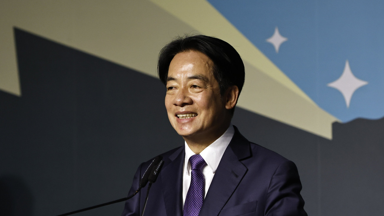 Laj Csing-tö tajvani alelnök, a kormányzó, függetlenségpárti Demokratikus Haladás Párt (DPP) elnökjelöltje sajtótájékoztatót tart Tajpejben, miután megnyerte az elnökválasztást 2024. január 13-án.