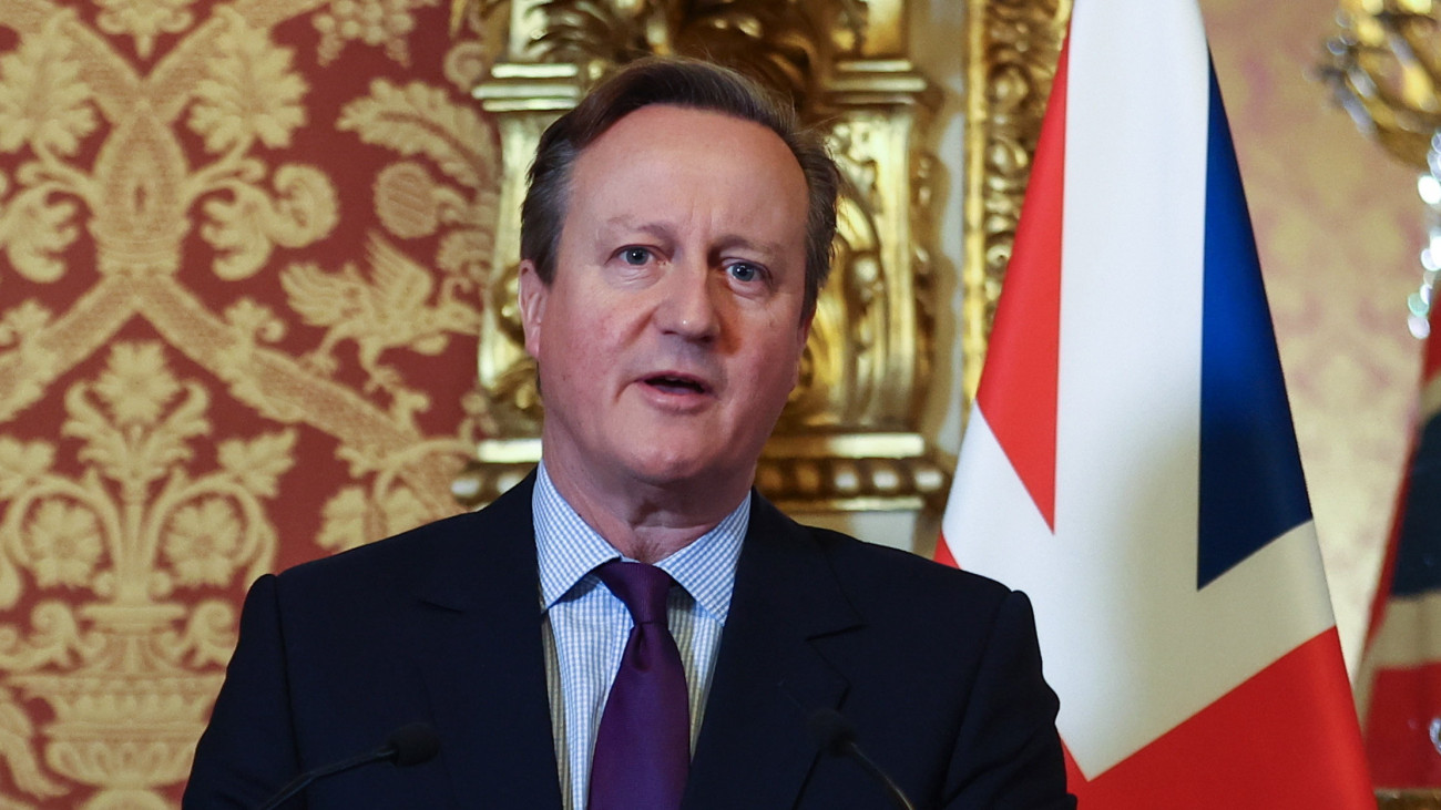 David Cameron brit külügyminiszter a Catherine Colonna francia kül- és Európa-ügyi miniszterrel a párizsi tárgyalásaik után tartott sajtóértekezleten 2023. december 19-én.