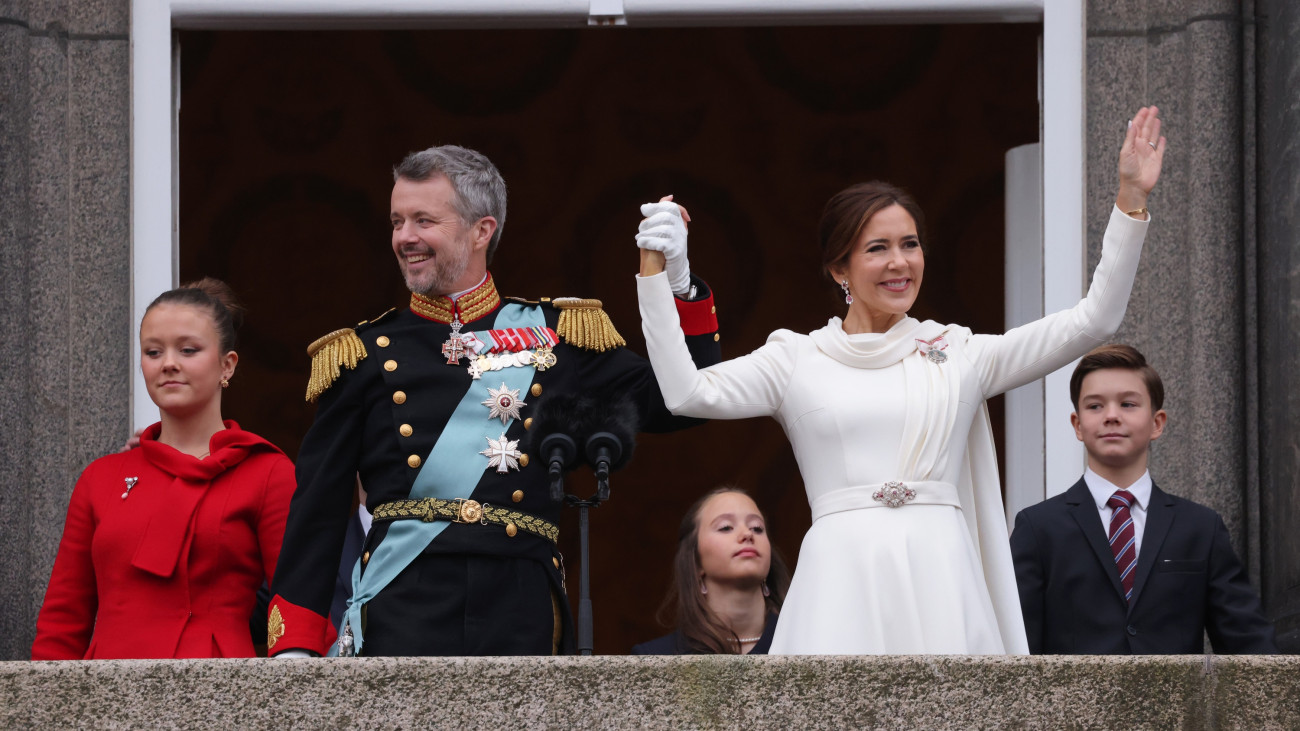 COPENHAGEN, DENMARK - JANUARY 14: (L-R) Princess Isabella of Denmark, King Frederik X of Denmark, Princess Josephine of Denmark, Queen Mary of Denmark and Prince Vincent of Denmark wave to the crowd after a declaration of the Kings accession to the throne, from the balcony of Christiansborg Palace on January 14, 2024 in Copenhagen, Denmark. King Frederik X is succeeding Queen Margrethe II, who will be stepping down after reigning for 51 years. (Photo by Sean Gallup/Getty Images)