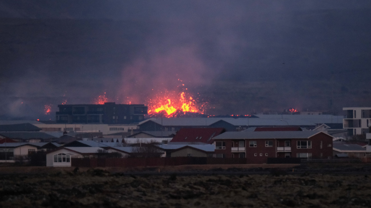 Iizzó láva tör fel a kőzetrepedésekből a Reykjanes-félszigeten, Grindavík délnyugati halászváros közelében 2024. január 14-én. A félszigeten korábban észlelt, vulkánkitörés veszélyre figyeleztető szeizmikus tevékenység miatt a hatóságok még tavaly novemberben kiürítették a várost.