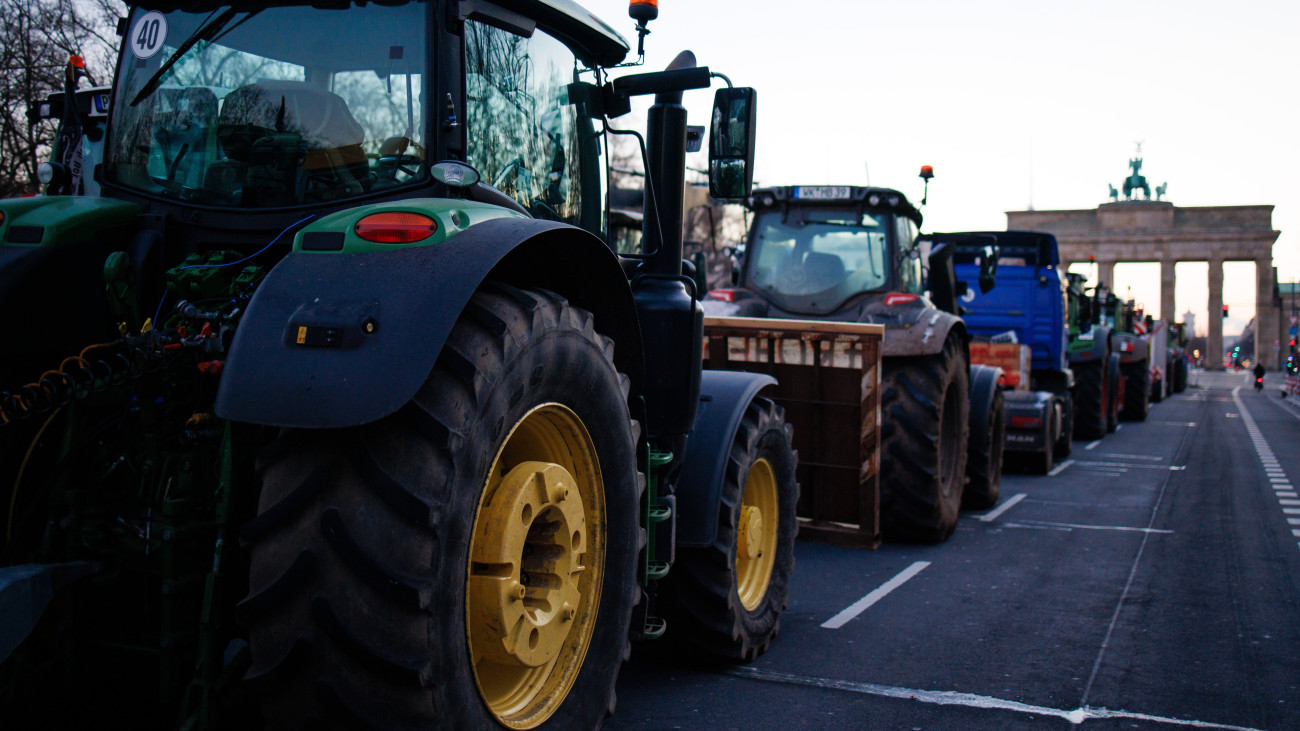 A 2024-es támogatáscsökkentések miatt tiltakozó német gazdák akadályozzák a forgalmat traktorjaikkal a Brandenburgi kapunál 2024. január 9-én.