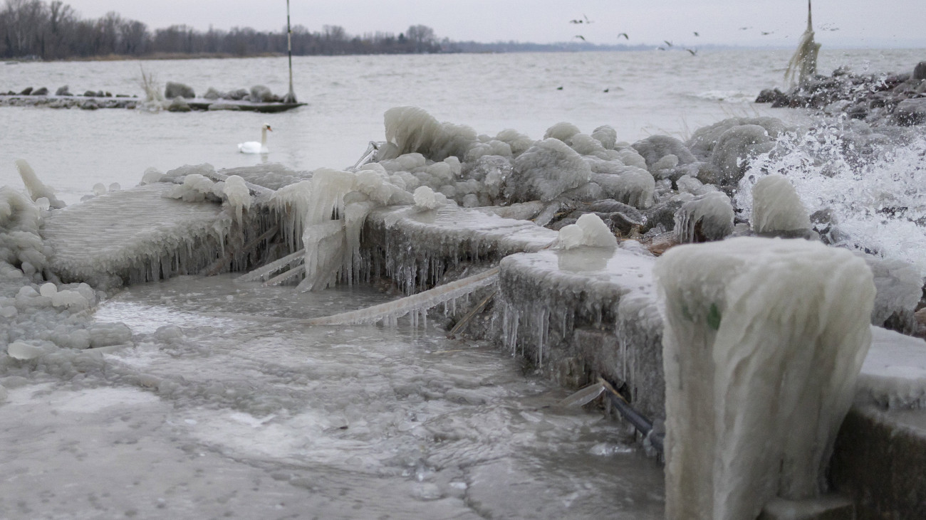 Jég borítja a Balaton partját Fonyódnál, a bélatelepi strandon 2024. január 9-én.
