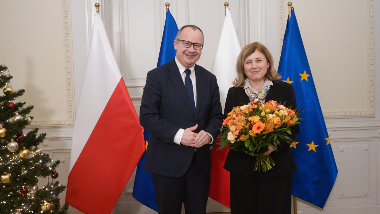 Adam Bodnar lengyel igazságügyi miniszter (b) fogadja Vera Jourovát, az Európai Bizottságnak az értékek és átláthatóság ügyében illetékes alelnökét Varsóban 2023. december 20-án.
