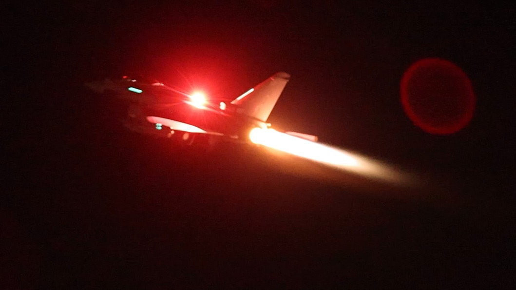 A brit királyi légierő (RAF) egyik Typhoon harci repülőgépe felszáll a jemeni húszi lázadók állásai ellen indított brit-amerikai katonai művelet idején a ciprusi Akrotíri brit légitámaszpontján 2024. január 11-én. Négy Typhoon gép Paveway IV típusú irányított bombákkal hajtott végre precíziós csapásokat Jemen északnyugati térségében két húszi katonai létesítmény  Absz városának repülőtere és egy Bani körzetbeli katonai célpont  ellen, ahonnan a brit védelmi tárca szerint felderítő és támadó drónokat indítottak a Vörös-tenger felé.