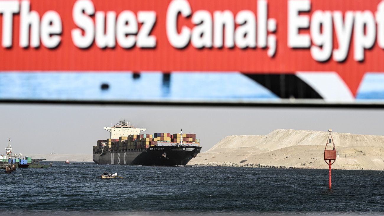 Az MSC Vittoria konténerszállító teherhajó halad a Szuezi-csatornában az egyiptomi Iszmáilijánál 2023. december 22-én. Az amerikai védelmi minisztérium négy napja jelentette be, hogy a Vörös-tenger hajózási szabadságát célzó Prosperity Guardian (Jólét Őrzője) fedőnevű művelet részeként Nagy-Britannia, Bahrein, Kanada, Franciaország, Olaszország, Hollandia, Norvégia, a Seychelle-szigetek, Spanyolország és Dánia az Egyesült Államokkal együtt közös járőrözés bevezetését tervezi a Vörös-tenger déli részén és a szomszédos Ádeni-öbölben. A nemzetközi kezdeményezés célja, hogy véget vessen a jemeni húszi lázadók támadásainak a térségen áthaladó hajók ellen.