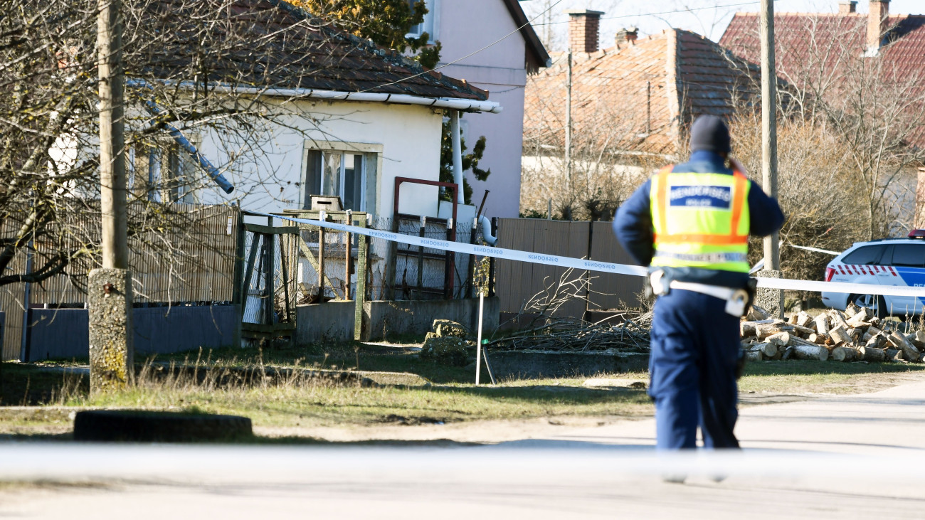 Bűnügyi helyszínelés miatt lezárt utcaszakasz Tószegen 2024. január 16-án. A Tiszavirág utca egyik családi házában, az állampolgári bejelentésre kiérkező rendőrök holtan találtak egy férfit és egy nőt. A rendőrség emberölés gyanúja miatt indított eljárást ismeretlen tettessel szemben.