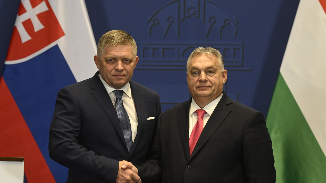 Orbán Viktor miniszterelnök (j) és Robert Fico szlovák kormányfő közös sajtótájékoztatója a Karmelita kolostorban 2024. január 16-án.