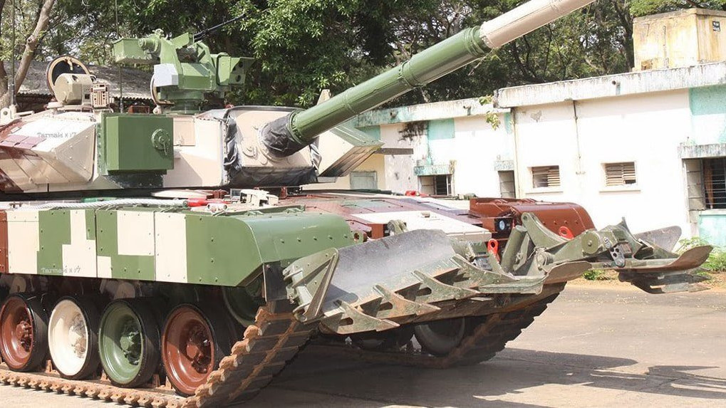 Indiai T-72-es tank a brit TWMP aknamentesítő készlettel. Forrás: X / Ukrainian Front