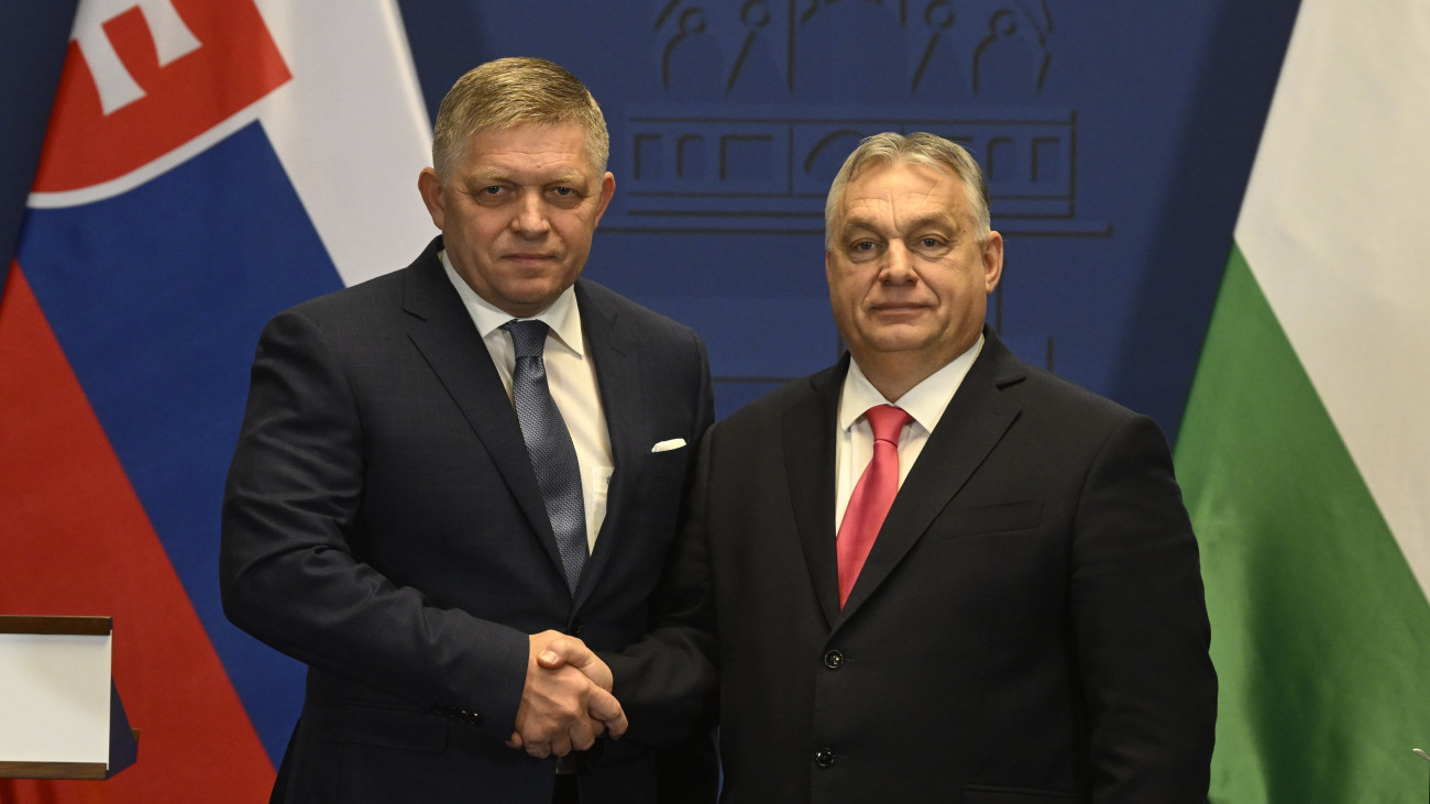 Orbán Viktor miniszterelnök (j) és Robert Fico szlovák kormányfő közös sajtótájékoztatója a Karmelita kolostorban 2024. január 16-án.