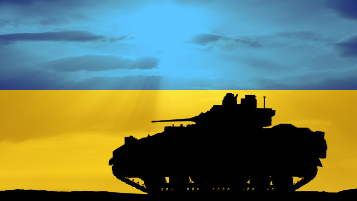 Egy ukrán Bradley halálos lövései, félelmetes tankcsata valahol Ukrajnában