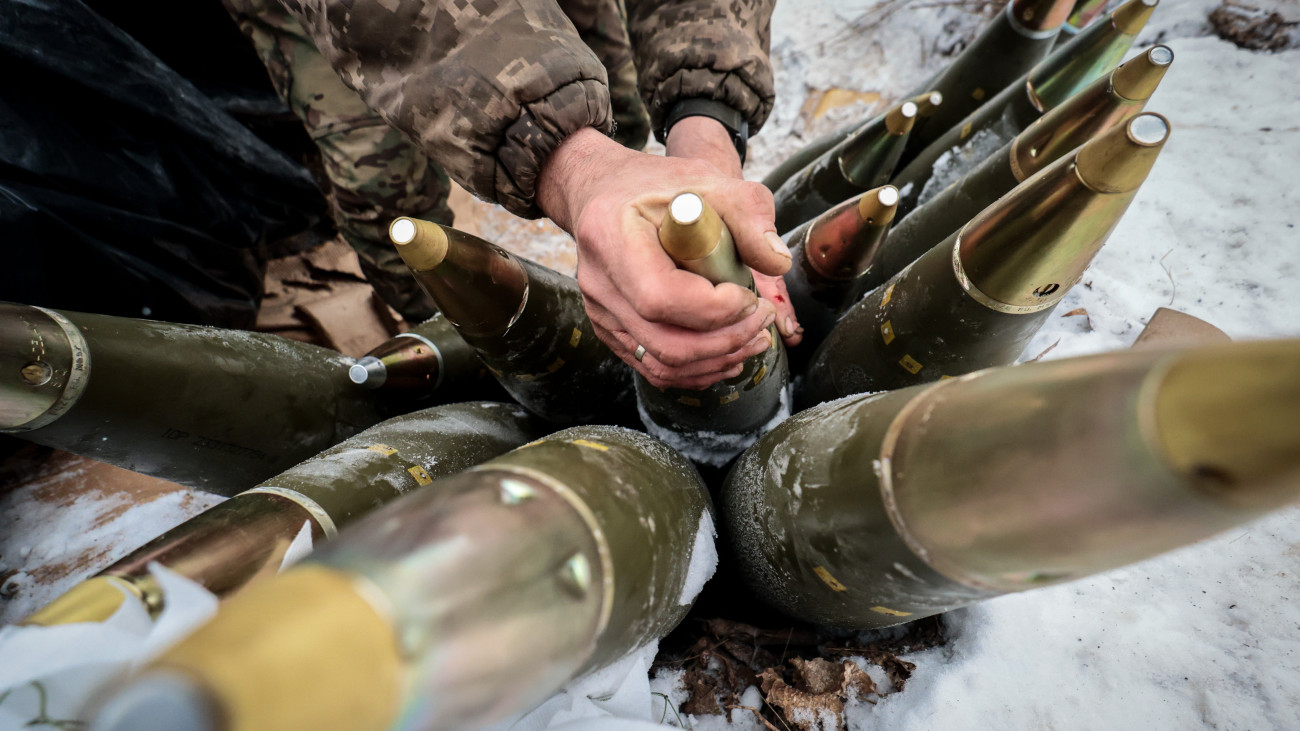 Ukrán tüzérek amerikai gyártmányú 155 mm-es M777-es ágyú lövedékeit készíti elő tüzelésre a délkelet-ukrajnai Zaporizzsja régióban 2024. január 14-én.