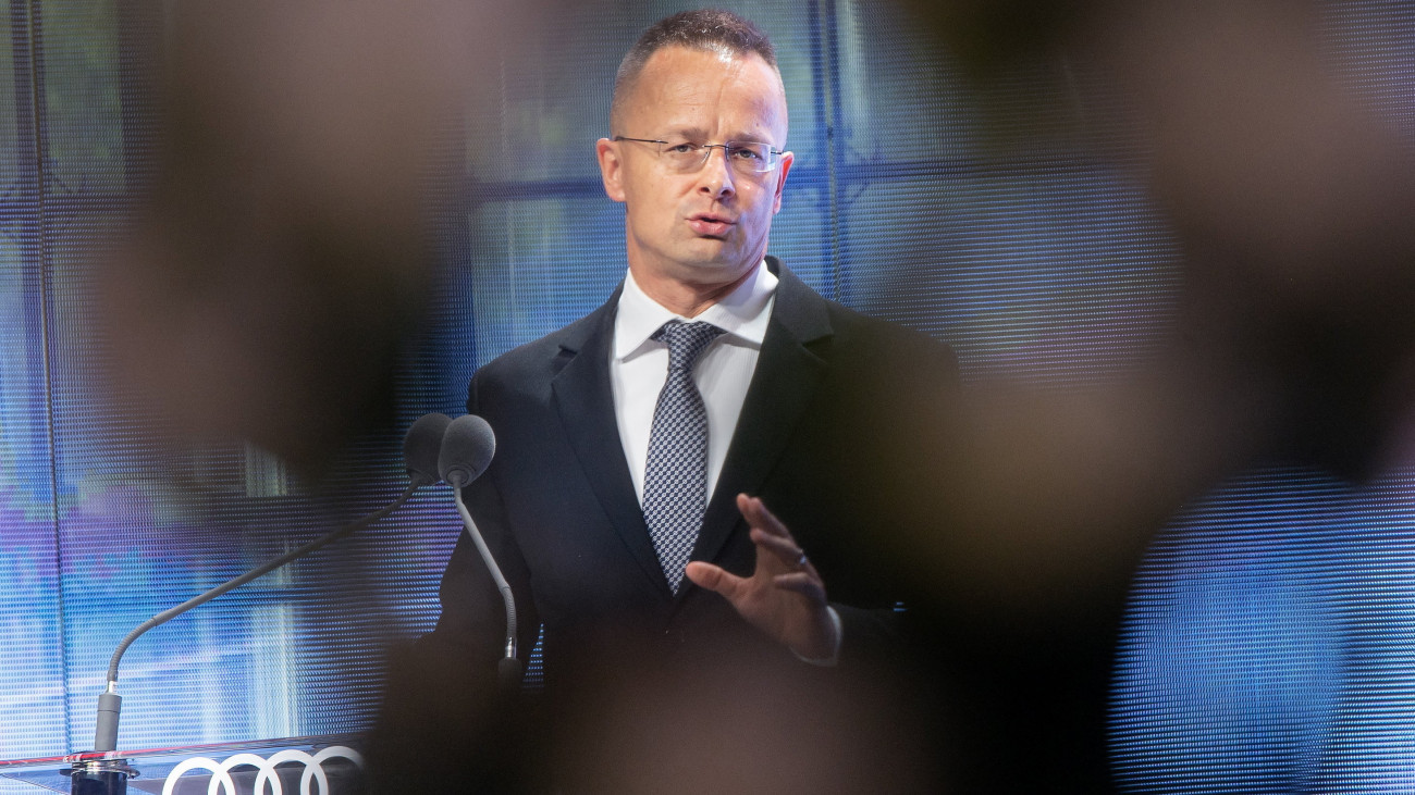 Szijjártó Péter külgazdasági és külügyminiszter beszédet mond az Audi Hungaria Zrt. márkaestjén a budapesti Millenáris Parkban 2023. június 21-én.