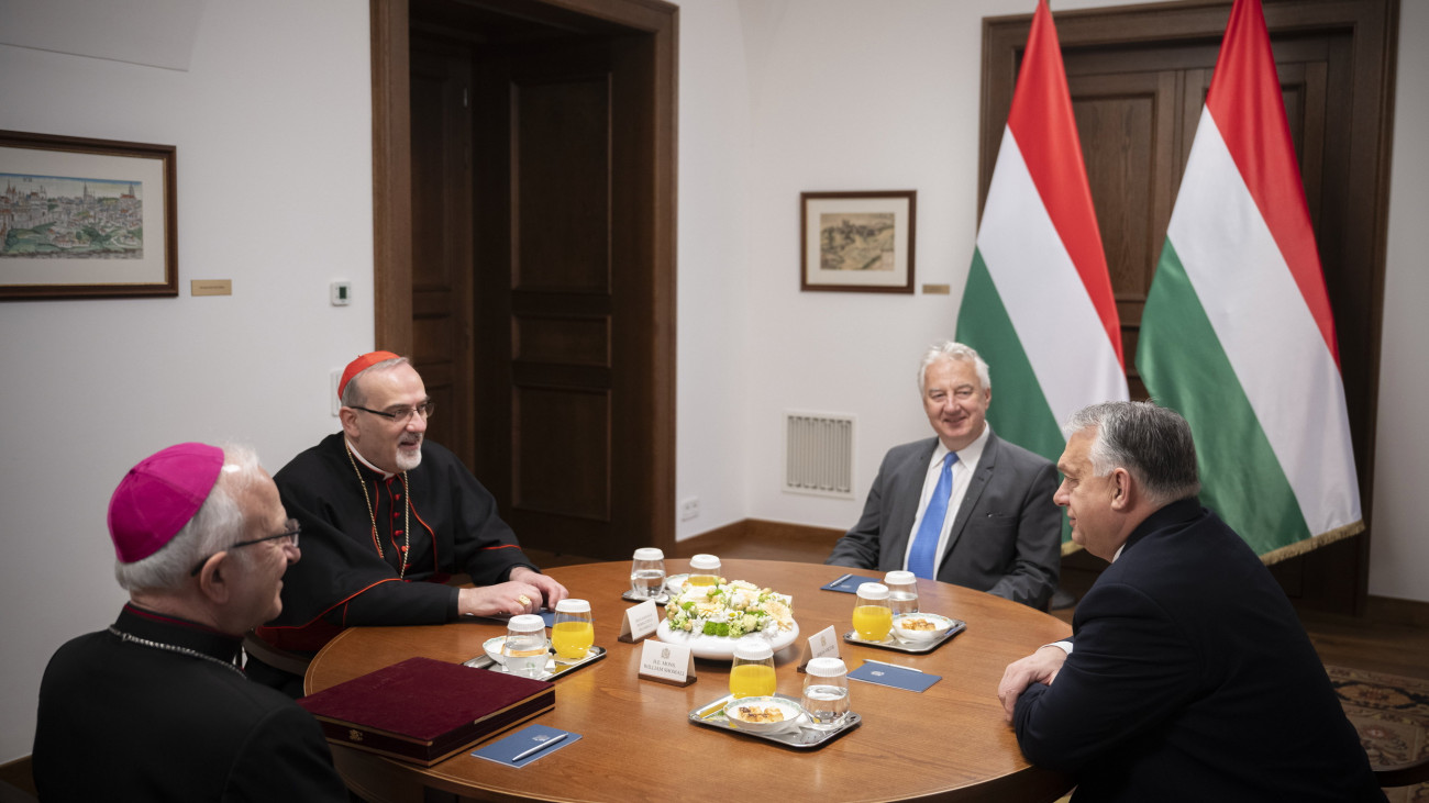 A Miniszterelnöki Sajtóiroda által közreadott képen Orbán Viktor miniszterelnök (j) és Pierbattista Pizzaballa bíboros, a jeruzsálemi latin pátriárka (b2) megbeszélést folytat a Karmelita kolostorban 2024. január 18-án. Mellettük Semjén Zsolt miniszterelnök-helyettes (j2) és William Shomali segédpüspök (b). 