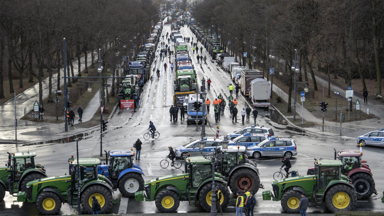 Berlin, 2024. január 15.Tüntető gazdálkodók traktorokkal és járművekkel a berlini kormányzati negyedben 2024. január 15-én. A parasztgazdák a mezőgazdasági adókedvezmények jelentős csökkentése miatt tiltakoznak.