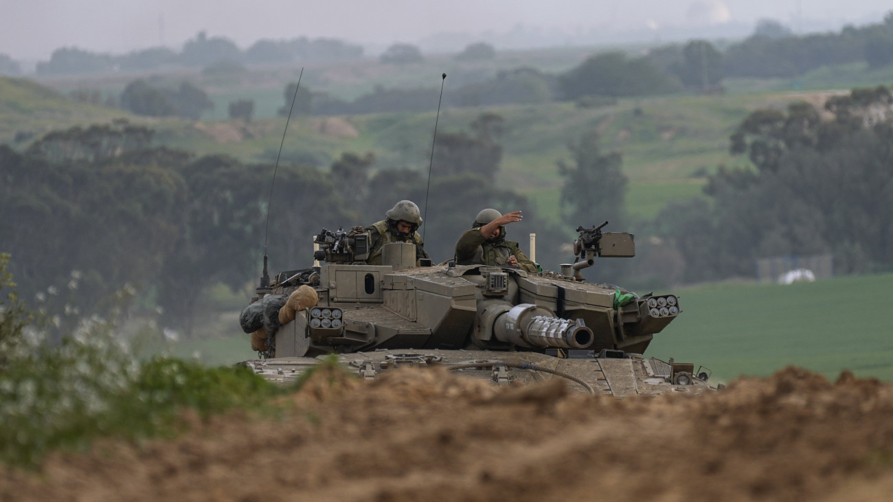 Izraeli harcjármű a Gázai övezet határának térségében, Dél-Izraelben 2024. január 17-én. A Hamász palesztin iszlamista szervezet fegyveresei október 7-én támadást indítottak Izrael ellen, az izraeli haderő pedig válaszul légi és szárazföldi hadműveleteket hajt végre a Gázai övezetben.