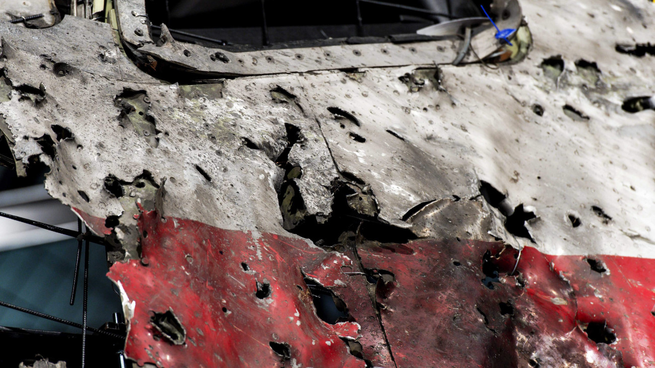 Gilze en Rijen, 2015. október 13.Bemutatják a Malaysia Airlines malajziai légitársaság szerencsétlenül járt Boeing 777-es utasszállítójának egyik rekonstruált roncsdarabját egy sajtótájékoztatón a hollandiai Gilze en Rijenben 2015. október 13-án. A Holland Biztonsági Testület ezen a napon teszi közzé a gép katasztrófájának körülményeiről készült nemzetközi vizsgálat eredményeit. A repülőgép 2014. július 17-én zuhant le az oroszbarát ukrajnai szakadárok uralta donyecki területen fedélzetén 298 emberrel. (MTI/EPA/Robin Van Lonkhuijsen)