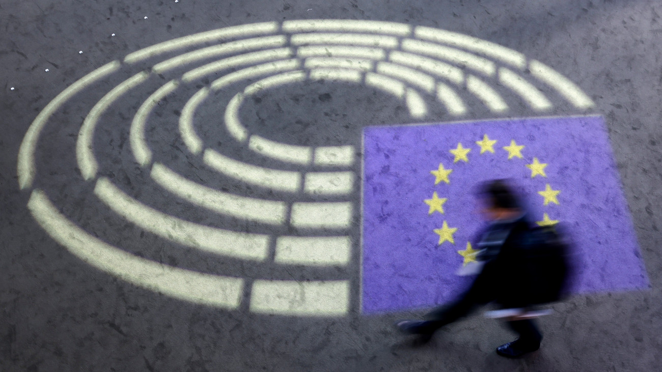Az Európai Parlament (EP) logóját vetítik az uniós törvényhozás strasbourgi épületének padlójára az EP plenáris ülésének idején, 2024. január 16-án. A parlament január 15. és 18. között ülésezik.