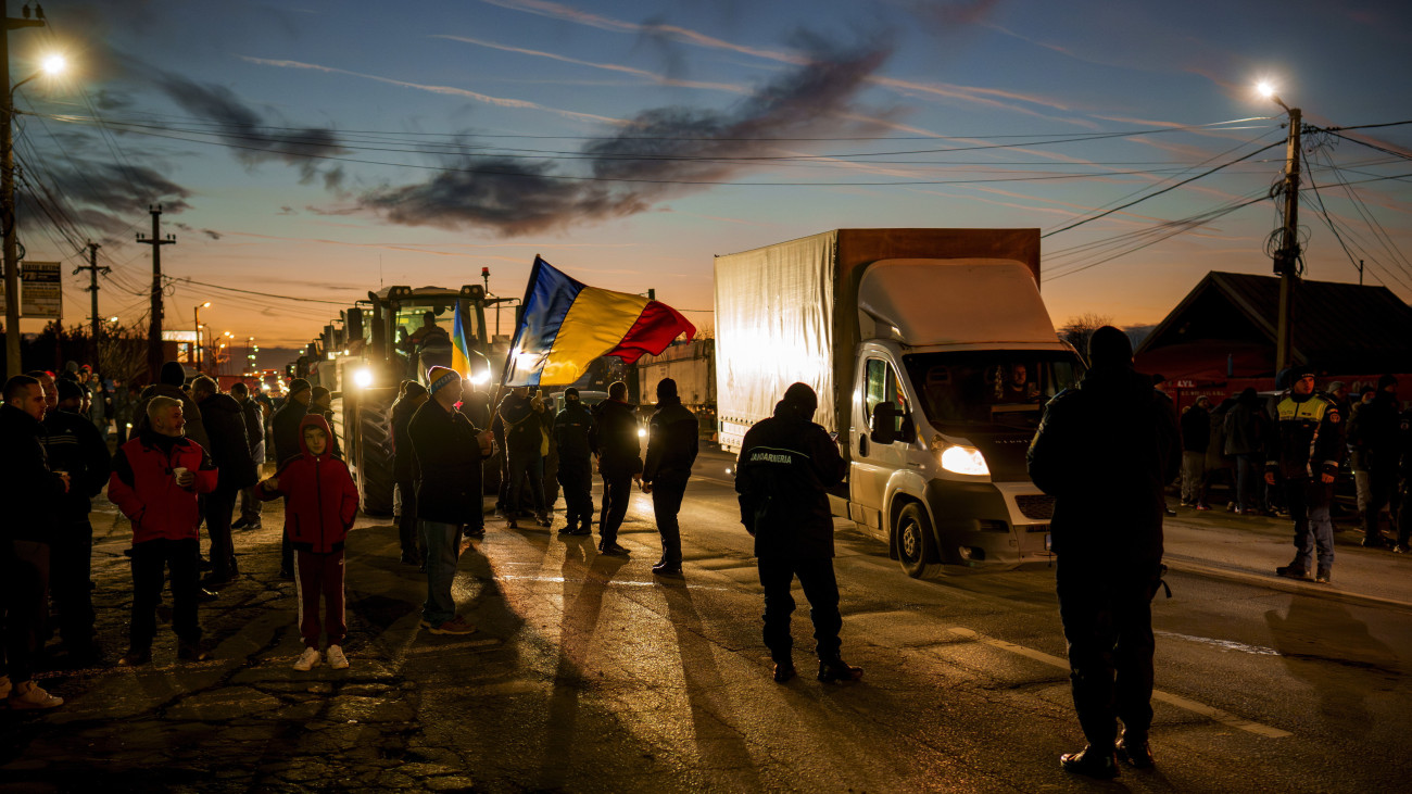 Gazdálkodók forgalomlassító tüntetése egy Bukarestbe vezető országúton, a román főváros mellett fekvő Afumatiban 2024. január 15-én, amikor folytatódik a parasztgazdák és fuvarozók tüntetése Romániában. A tüntetők a kötelező gépjármű-felelősségbiztosítások (KGFB) drágulása és az üzemanyag jövedéki adójának növekedése, valamint az ukrán gabonaimport következményei ellen tiltakoznak.