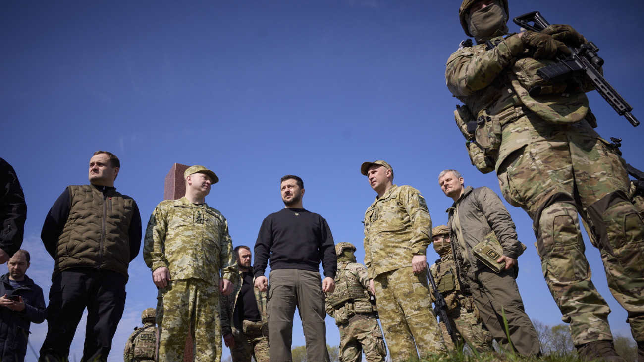 Az ukrán elnöki sajtószolgálat felvételén Volodimir Zelenszkij ukrán elnök ukrán katonák társaságában az északnyugat-ukrajnai Volhíniai területen 2023. április 19-én, az Ukrajna elleni orosz háború alatt.