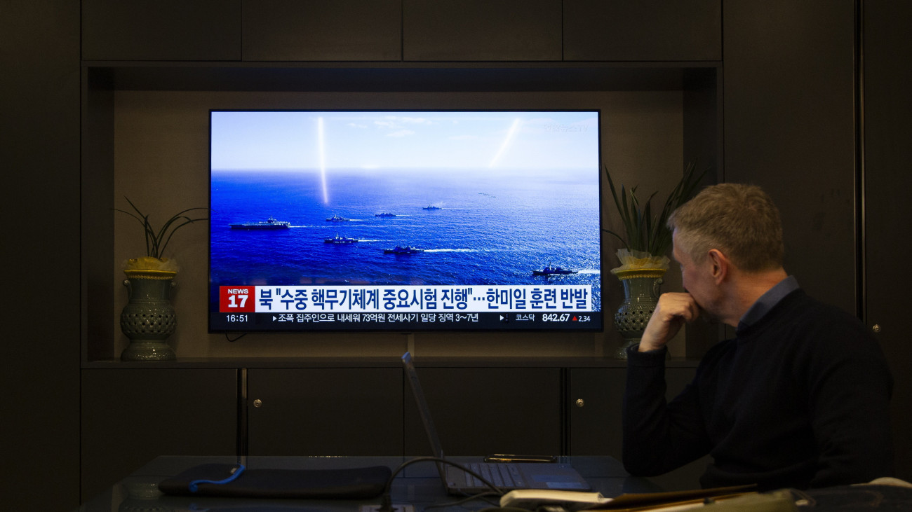 Külföldi újságírók Észak-Koreáról szóló tudósítást néznek egy szöuli iroda tévéképernyőjén 2024. január 19-én. A KCNA észak-koreai állami hírügynökség közleménye szerint Észak-Korea víz alatti nukleáris fegyverkísérletet hajtott végre a keleti vizein. A fejlesztés alatt álló Haeil-5-23 fegyverrendszert, az atomfegyver hordozására képes támadó drónokat tesztelték, válaszul az Egyesült Államok, Japán és Dél-Korea napokban megtartott közös tengeri hadgyakorlatára.