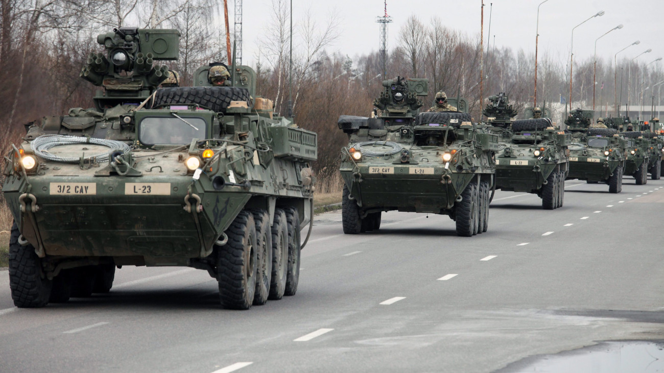 Budzisko, 2015. március 23. Amerikai katonák az amerikai szárazföldi hadsereg Stryker típusú, lövészszállító páncélozott harcjárművein a lengyelországi Budziskóban 2015. március 23-án, amint az egység átlépte a litván-lengyel határt, a Dragonyos Lovaglás fedőnevű hadgyakorlat keretében.  (MTI/EPA/Artur Reszko)
