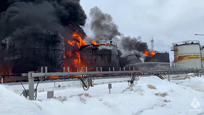 Az oroszok lelőttek egy ukrán drónt, majd kigyulladt a hatalmas olajraktáruk