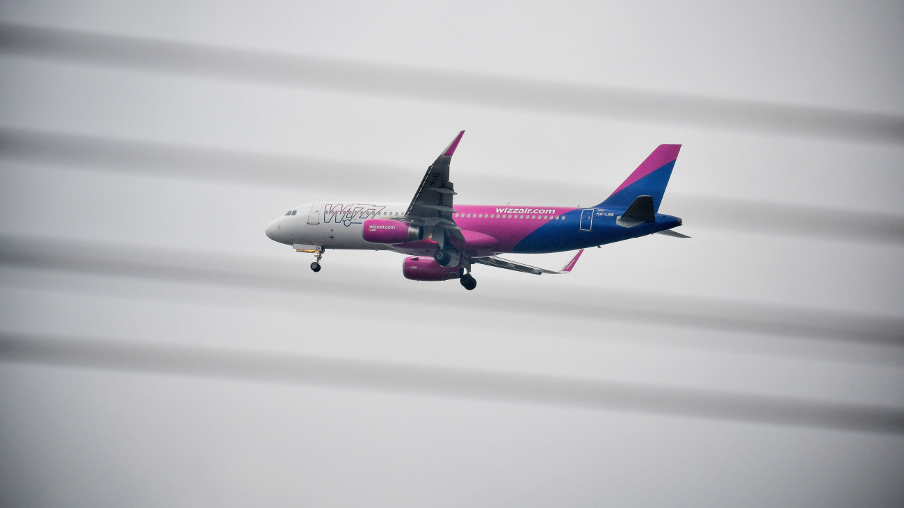 A Wizz Air légitársaság utasszállító repülőgépe leszálláshoz készül a Debrecen Nemzetközi Repülőtérre 2023. január 10-én. Ezen a napon a légitársaság pilótái gyakorló repüléseket végeztek a légikikötőnél. 