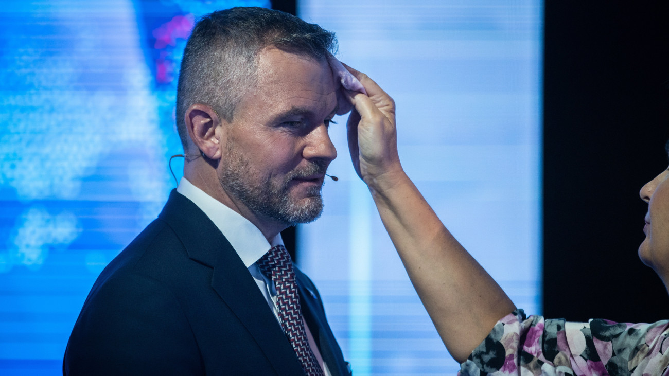 Peter Pellegrini korábbi szlovák kormányfőt, a Hang - Szociáldemokrácia párt vezetőjét sminkelik a szlovákiai választásokat megelőző televíziós vita szünetében Pozsonyban 2023. szeptember 21-én. A szlovákiai előrehozott parlamenti választást szeptember 30-án rendezik.