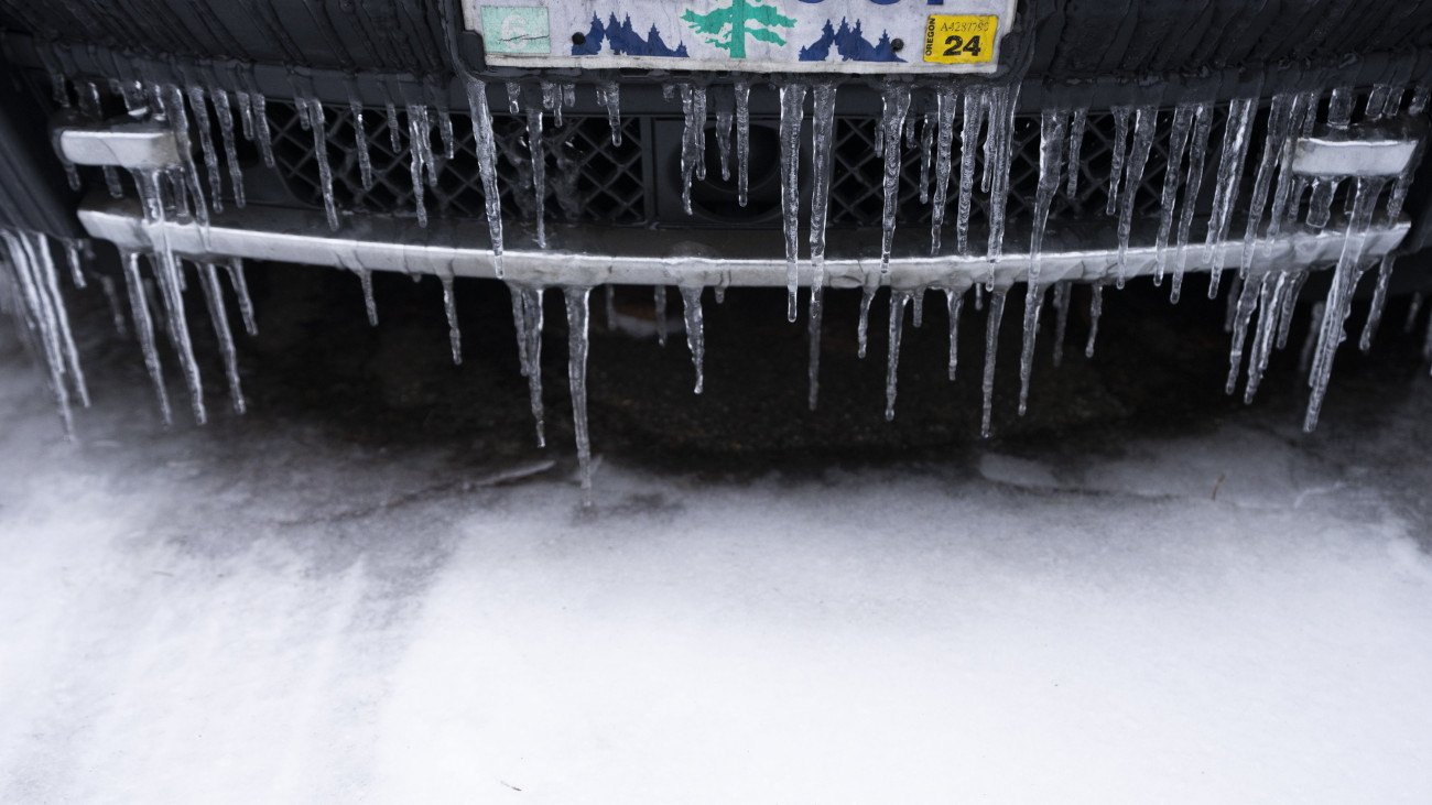 Jégcsapok lógnak egy járművön az Oregon állambeli Tigardban 2024. január 17-én.