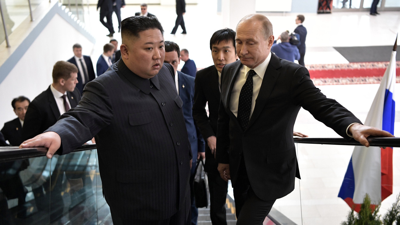 Vlagyimir Putyin orosz elnök (j) és Kim Dzsong Un észak-koreai vezető tárgyalásuk előtt a vlagyivosztoki Russzkij szigeten lévő Távol-keleti Szövetségi Egyetemen 2019. április 25-én.