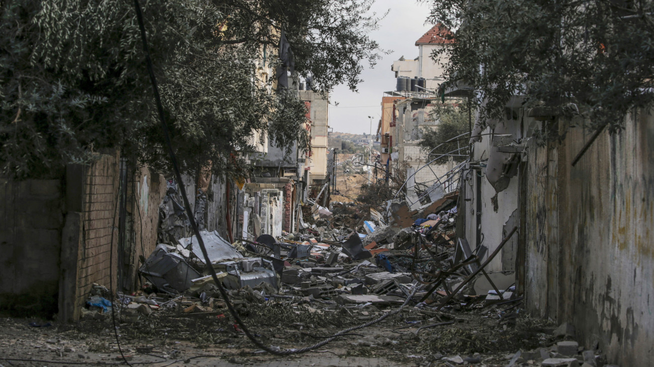 A pusztítás nyomai az izraeli légicsapásokat követően a Gázai övezet középső részén fekvő Buraidzs menekülttáborban 2024. január 18-án. A Hamász palesztin iszlamista szervezet fegyveresei október 7-én támadást indítottak Izrael ellen, az izraeli haderő pedig válaszul légi és szárazföldi hadműveleteket hajt végre a Gázai övezetben.