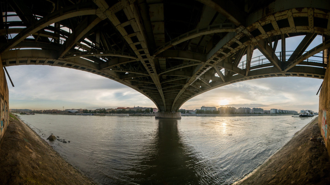 Több fotóból összeillesztett panorámaképen a Petőfi híd 2017. szeptember 11-én.Nyolcvan éve, 1937. szeptember 12-én adták át a forgalomnak a hetedik budapesti Duna-hidat, amelyet akkor Horthy Miklósról neveztek el.